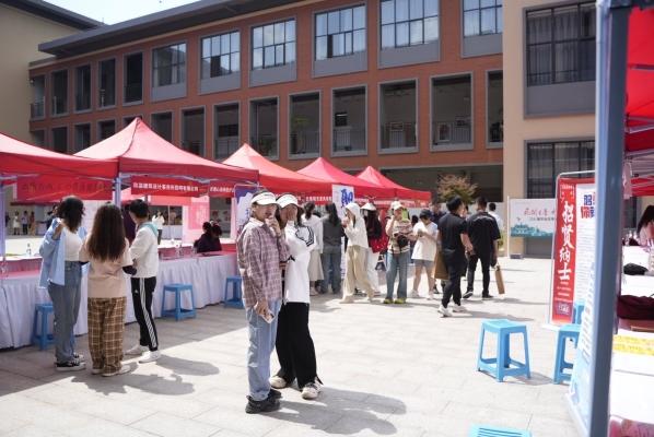 赤峰市馨悦传媒招聘电话号码-第1张图片