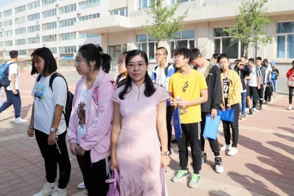 赤峰弘亚中学招聘电话是多少号-第1张图片