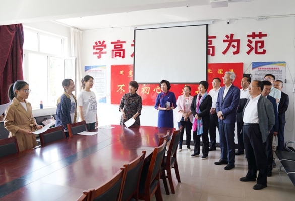 赤峰十二中校长王玉珍简介-第1张图片