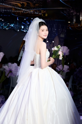 赤峰市婚纱礼服厂家电话号码-第1张图片