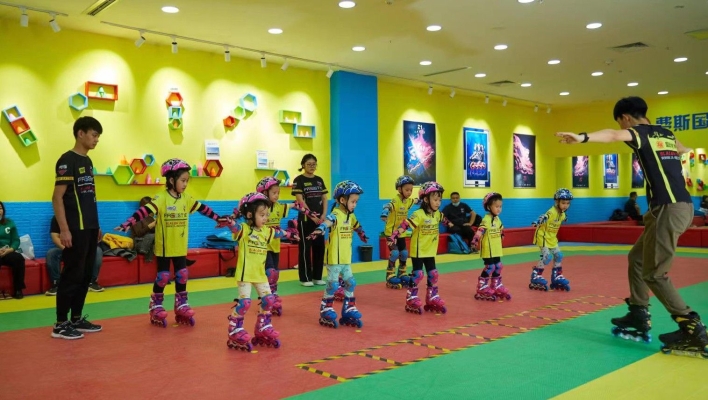 赤峰轮滑服装店地址电话号码-第1张图片